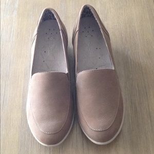 Hush Puppies Women's Slip On Loafer (Taupe)